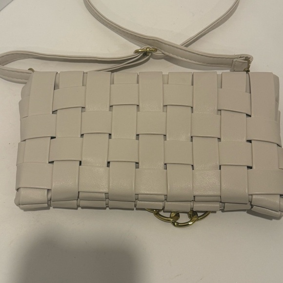 Classy White Faux Leather Purse W/ Criss Cross Design. Two Handles. Gold Chain - Picture 4 of 8
